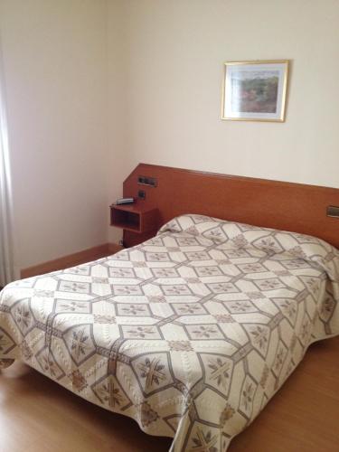 Ένα ή περισσότερα κρεβάτια σε δωμάτιο στο Hostal Cataluña