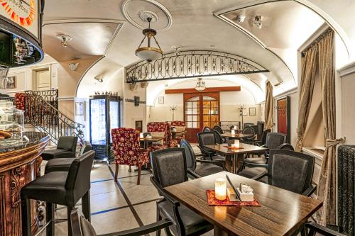 um restaurante com mesas e cadeiras e uma escadaria em Arbia Dorka Heritage Palace em Varaždin