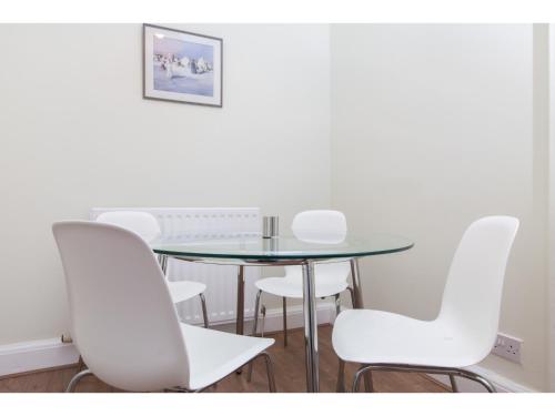 Spacious 2-BR Flat for 4 in Morningside