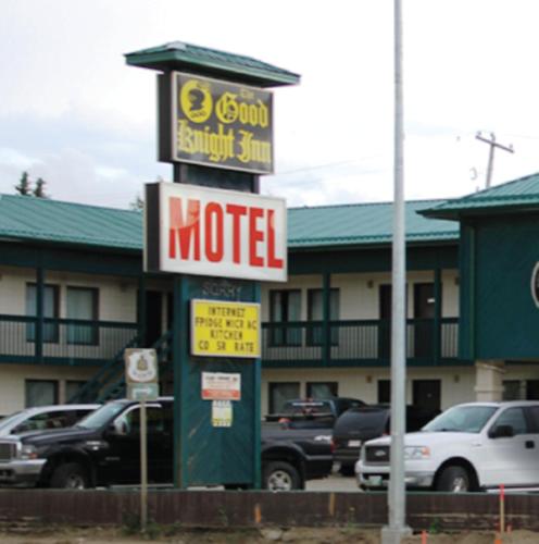 un panneau du motel devant un parking dans l'établissement Goodknight Inn, à Lloydminster