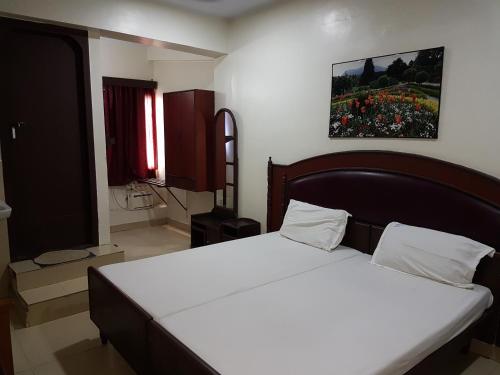 Hotel Sorrento Guest house Anna Nagar East Metro Shenoy Nagar metro budget monthly daily rooms tesisinde bir odada yatak veya yataklar