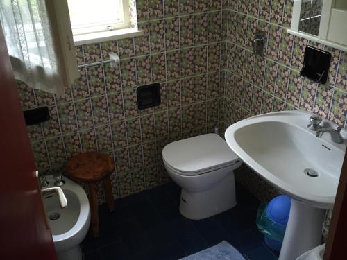 a bathroom with a toilet and a sink at Bellamonte Mar in Bellamonte