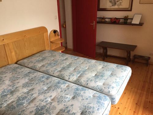 ベッラモンテにあるBellamonte Marのベッドルーム1室(青と白の掛け布団付きのベッド1台付)
