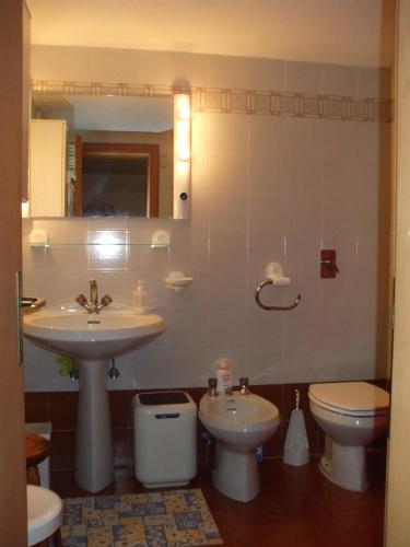 a bathroom with a sink and a toilet at Bellamonte Mar in Bellamonte