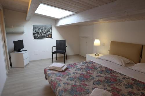 une chambre avec un lit et une télévision dans l'établissement Camera & Caffè Cenni, à Lido di Classe
