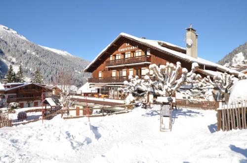 um alojamento de esqui com neve no chão em Hotel Le Christiania em Les Contamines-Montjoie