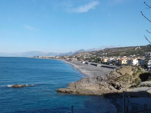 une vue d'une plage avec des maisons et l'océan dans l'établissement A Casa Di Luca, à Diamante