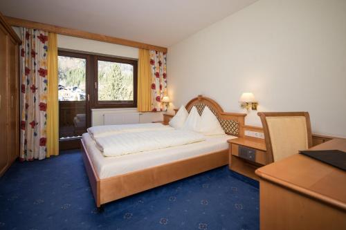 Hotel Sonnenuhr tesisinde bir odada yatak veya yataklar