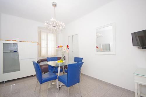 comedor con mesa y sillas azules en Apartment Esperanca - Zadar, en Zadar
