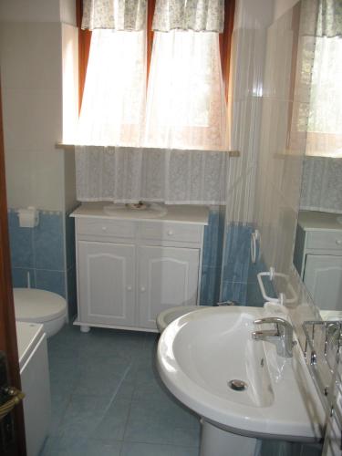 a bathroom with a sink and a toilet at Villa Patrizia in Torri del Benaco