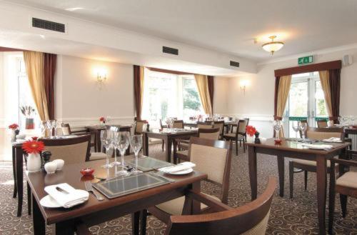 A restaurant or other place to eat at Hickstead Hotel 