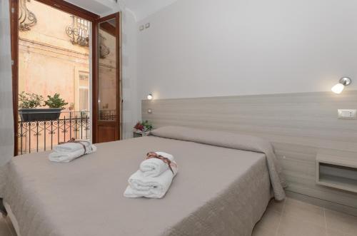 タオルミーナにあるカーサ ヴィーコ ロマーノ 2のベッドルーム1室(ベッド1台にタオル2枚付)