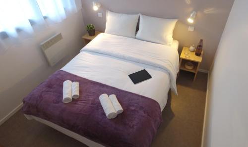 Кровать или кровати в номере VVF Cantal Champs-sur-Tarentaine