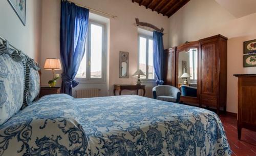 フィレンツェにあるTerrazze Soderini 25のベッドルーム1室(青と白のベッドカバー付)