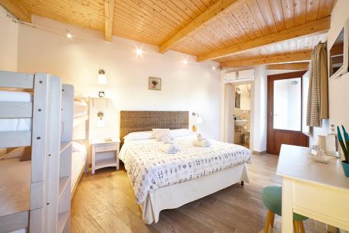 1 dormitorio con 1 cama y escritorio en una habitación en Gli Aranci, en Agropoli