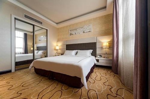 Postel nebo postele na pokoji v ubytování Promenade Hotel Kota Kinabalu