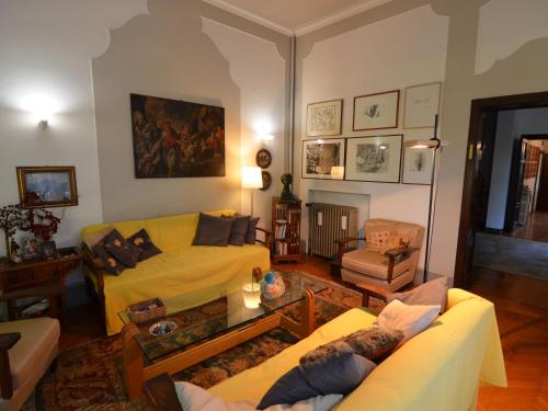 ファエンツァにあるStylish Holiday Home in Faenza Italy with Gardenのリビングルーム(黄色のソファ、テーブル付)