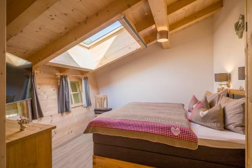 Letto o letti in una camera di Narzenhof Wellness Chalets, Familien & Luxus Apartments am Bauernhof
