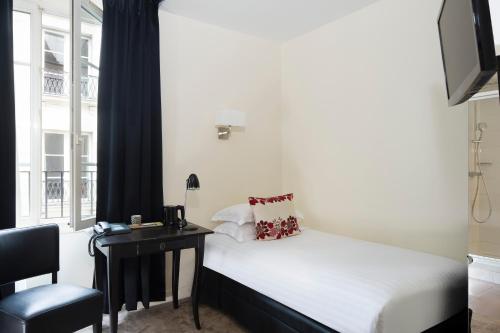Ένα ή περισσότερα κρεβάτια σε δωμάτιο στο Hôtel du Lion d'Or Louvre