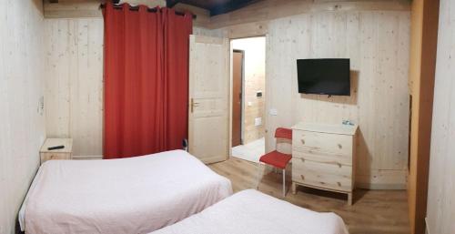Habitación pequeña con 2 camas y TV. en Il Veliero B&B Roma, en Osteria dellʼ Osa