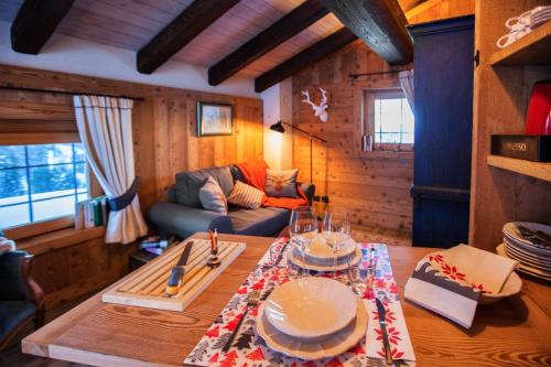 un soggiorno con tavolo e divano di Maisons des Rêves Alpins a Pila