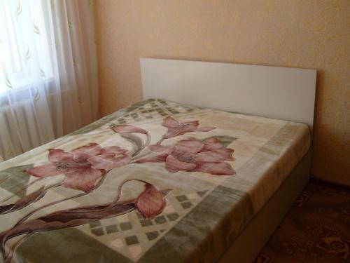 Krasnotur'inskにあるПопова 66の花の毛布付きベッド