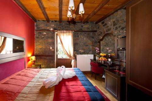 ein Schlafzimmer mit einem Bett mit einem Schwan auf dem Boden in der Unterkunft Chalet Lithos in Palaios Agios Athanasios