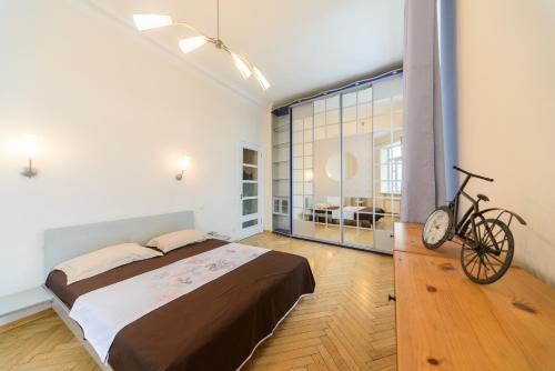 キーウにあるApartments on Khreschatyk 27のベッドと自転車が置かれた寝室