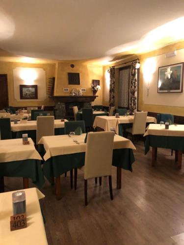 un restaurante con mesas y sillas en una habitación en Hotel Edelweiss 3 Stelle SUPERIOR en Breuil-Cervinia