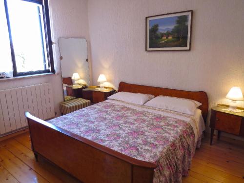 una camera con un letto e due tavoli e due lampade di Apartments Milica 961 a Medulin