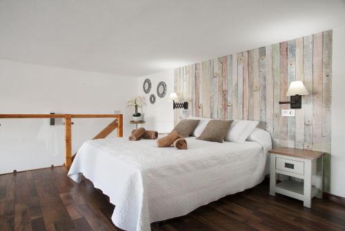 - une chambre dotée d'un lit blanc avec des ours en peluche dans l'établissement Caserío Leandro IV, à Tías