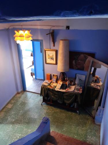 ein Wohnzimmer mit einem Tisch und einem Spiegel in der Unterkunft Hotel Asmara in Chefchaouen