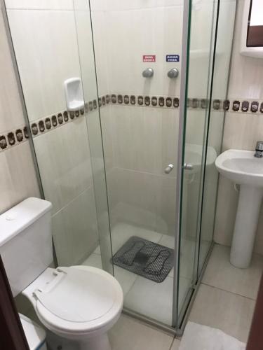 A bathroom at Pousada Castelo
