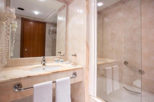 La salle de bains est pourvue d'un lavabo et d'une douche. dans l'établissement Hipotels Don Juan, à Cala Millor