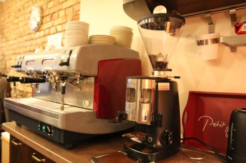 Una cafetera colocada sobre un mostrador junto a una licuadora. en Apartamenty Velvet, en Poznan