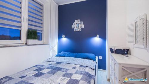 ジブヌベクにあるApartamenty Trioの青い部屋(ベッド1台、窓付)