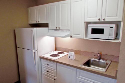 Extended Stay America Suites - Boston - Westborough - Computer Drにあるキッチンまたは簡易キッチン