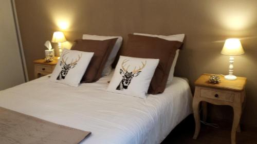 - une chambre avec un lit et trois oreillers en cerf dans l'établissement Le janua - Accort, à Annecy