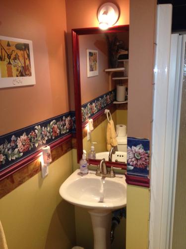 a bathroom with a sink and a mirror at Repos & Manna Downtown Montréal in Montreal