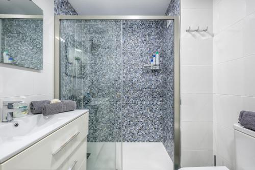 リンコン・デ・ラ・ビクトリアにあるWintowinRentals La Posada del Marのバスルーム(シャワー、トイレ、洗面台付)