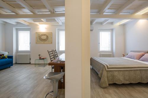 ヴェローナにあるAppartamento Whiteのベッドルーム1室(ベッド1台、デスク、窓付)