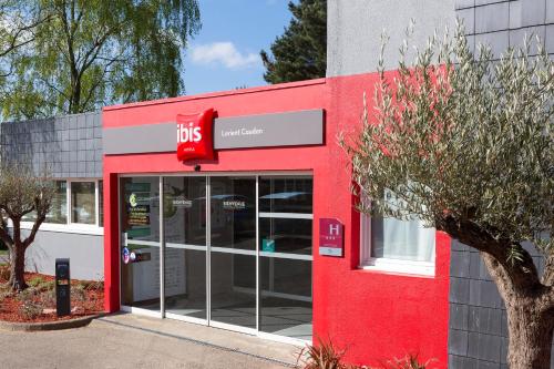 a red store front with a ups sign on it at ibis Lorient Centre Hôtelier in Caudan