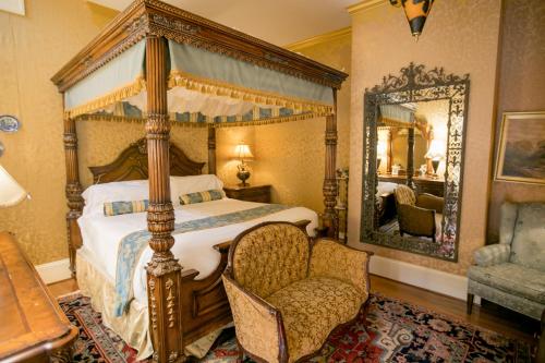 Säng eller sängar i ett rum på Gramercy Mansion