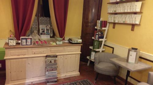 a room with a counter and a table and a chair at Logis de L'Europe Restaurant Le Cepage in Corbigny