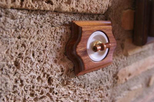 a wooden outlet on a brick wall at Casa Rural Capricho del Valle in Arroyo Frio