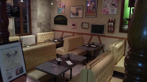 ein Esszimmer mit Tischen und Stühlen in einem Restaurant in der Unterkunft Logis de L'Europe Restaurant Le Cepage in Corbigny