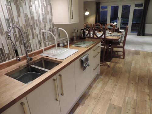 A kitchen or kitchenette at 4 Bed Farnborough Air Accommodation