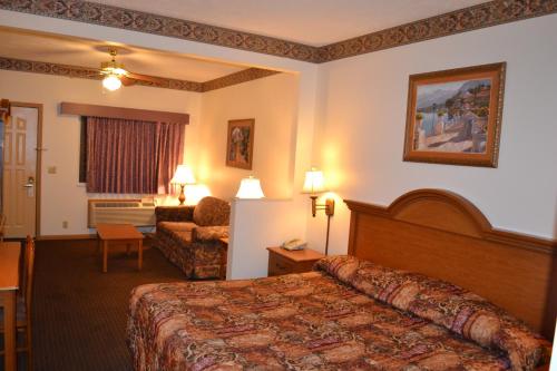 Katil atau katil-katil dalam bilik di Countryside Suites Omaha