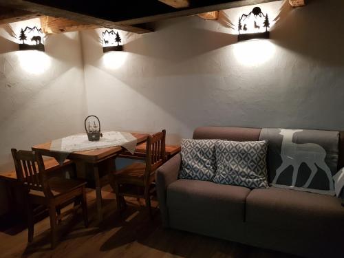 a living room with a couch and a table at Il rifugio delle marmotte in Pré-Saint-Didier