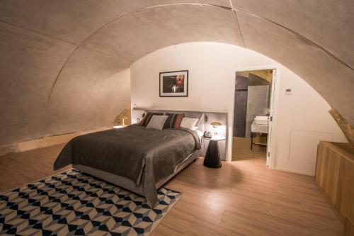 a bedroom with a bed and an arched ceiling at Cugo Gran Macina Malta in Senglea